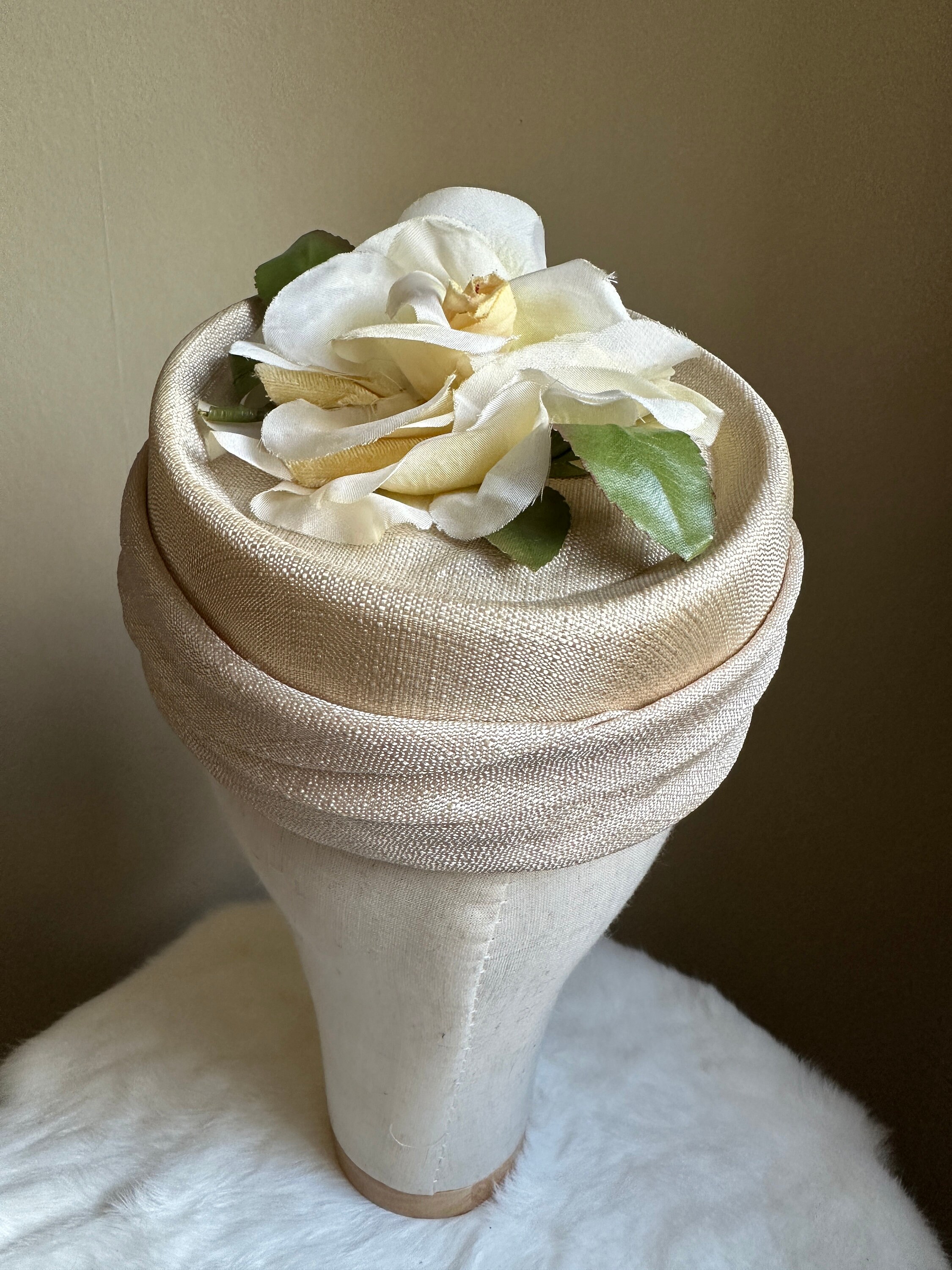 Vintage 1950s Beige Woven Pillbox Hat With Ivory Floral Rose 