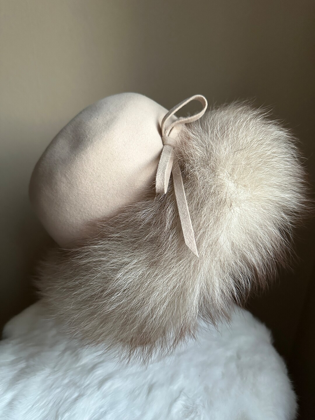Vintage 1950s Beige/tan Suede Cloche Hat With Fur Trimmed  display picture 2