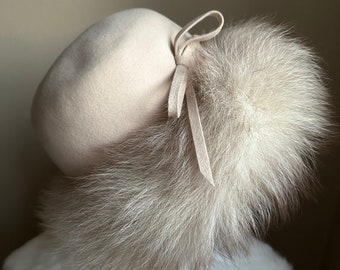 Cappello a cloche vintage anni '50 in pelle scamosciata beige/marrone chiaro con tesa bordata in pelliccia e dettaglio fiocco - The May Company