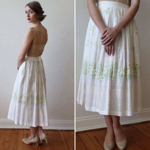 Vintage 1950s White Pleated Midi Skirt with Yello… - image 1