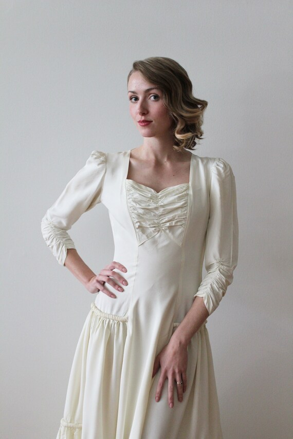 Vintage 1940s Simple Ivory Wedding Dress with Qua… - image 4
