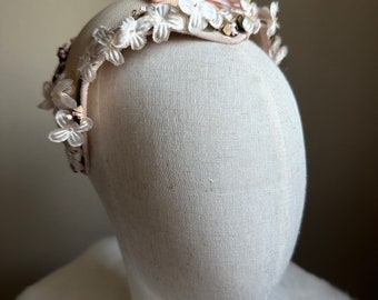 Vintage 1950s sombrero floral tejido bronceado y rosa con lazo de terciopelo