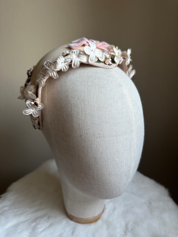 Vintage 1950s Tan and Pink Woven Floral Hat with V