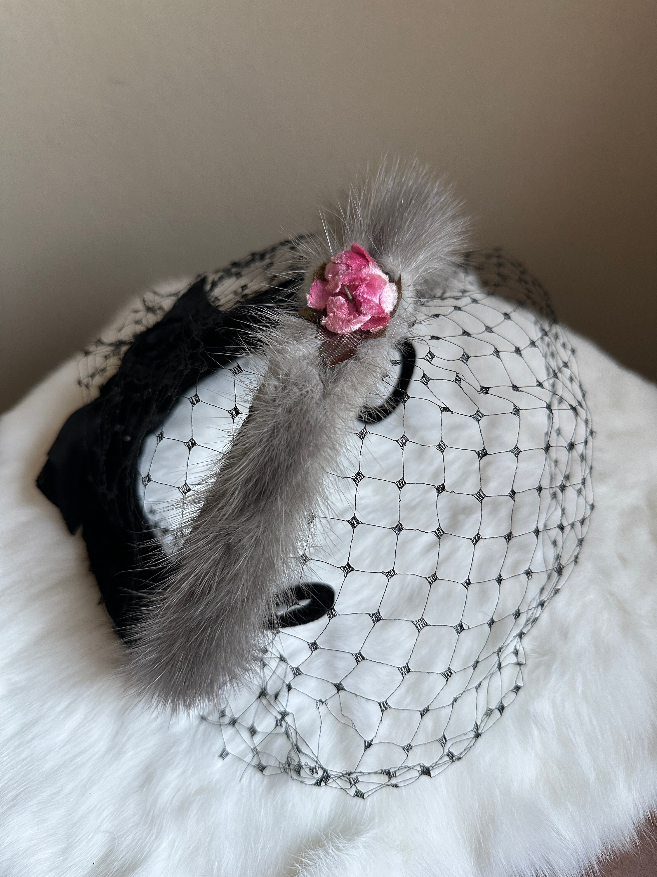 Vintage 1940s Black Velvet Fascinator With Birdcage Veil  display picture 3