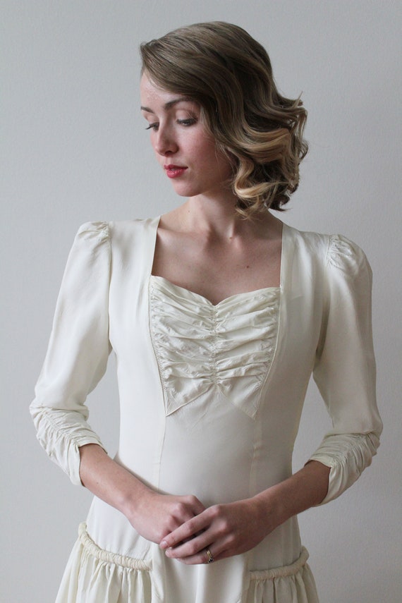Vintage 1940s Simple Ivory Wedding Dress with Qua… - image 5