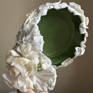 Fascinador floral de marfil vintage de la década de 1950 con rosas de millinery de terciopelo y capullos de rosa
