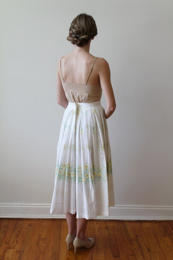 Vintage 1950s White Pleated Midi Skirt with Yello… - image 7