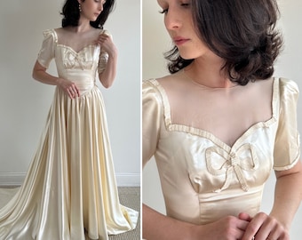 Vestido de novia vintage de satén marfil cálido de los años 40 con detalle de lazo de satén plisado