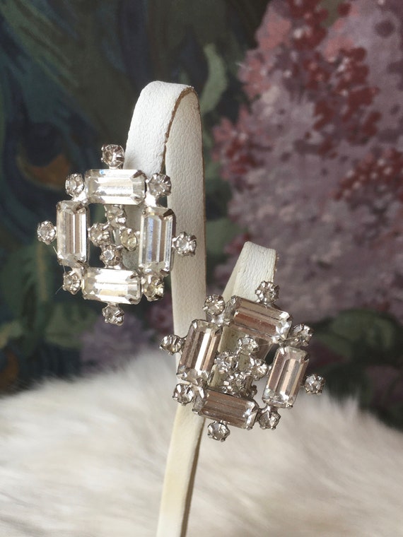 Vintage 1940s Clip-on Clear Crystal Earrings in G… - image 3