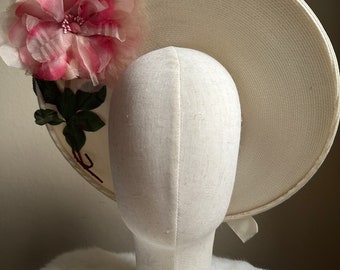 Vintage jaren 1950 bruine hoed met statement roze bloem