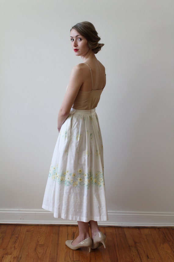 Vintage 1950s White Pleated Midi Skirt with Yello… - image 8