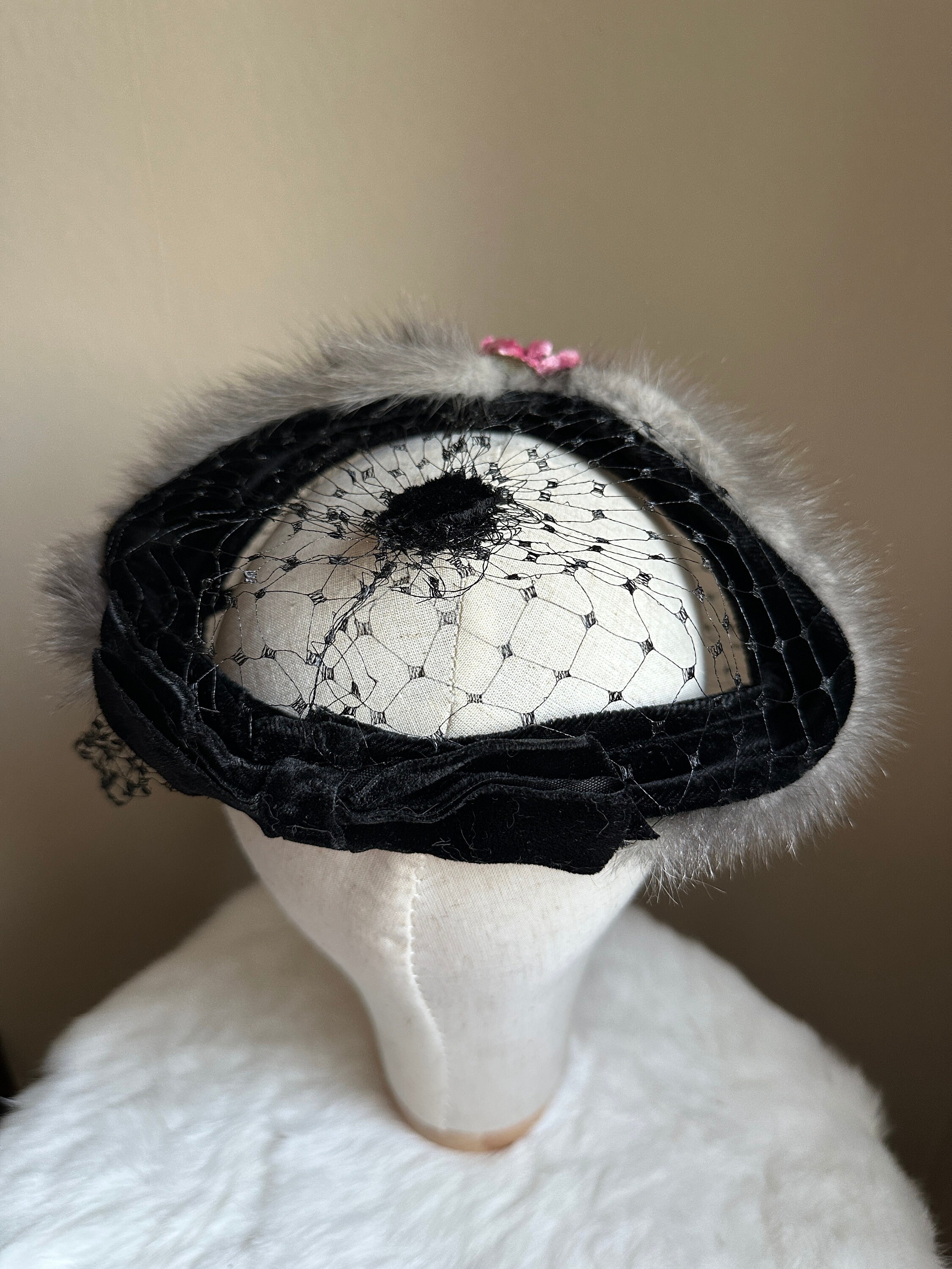 Vintage 1940s Black Feather Fascinator Birdcage Veil Hat Mid Century Chic Vintage Black Feather Fascinator: 40s Teardrop Hat With  main image 3
