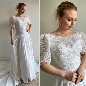Vintage 1990s Scoop Neck Wedding Dress with Short Sleeves, Lace Detailing, Beading