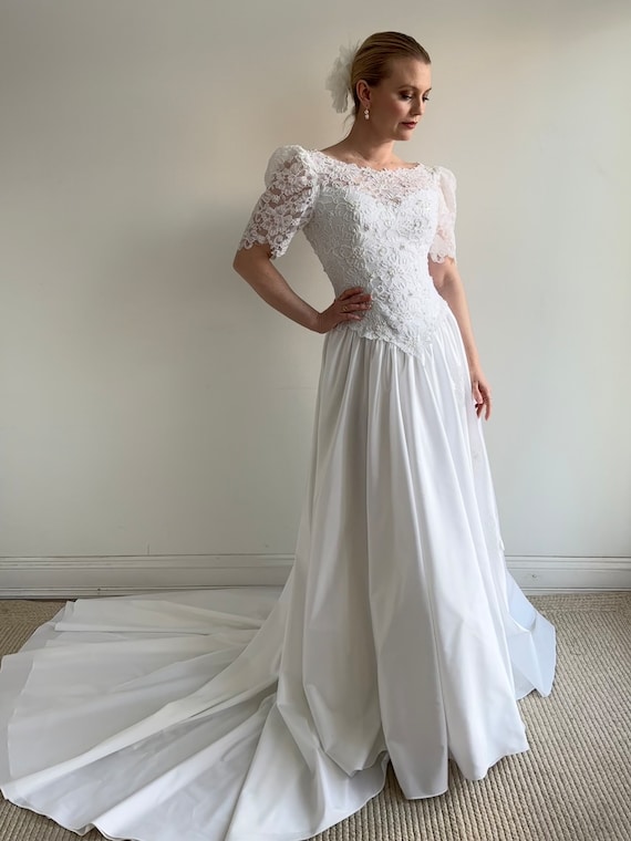 chinese dress ladies Sheer Scoop Neck Sleeveless Court Princess Lace Bridal Wedding Dress main image 1