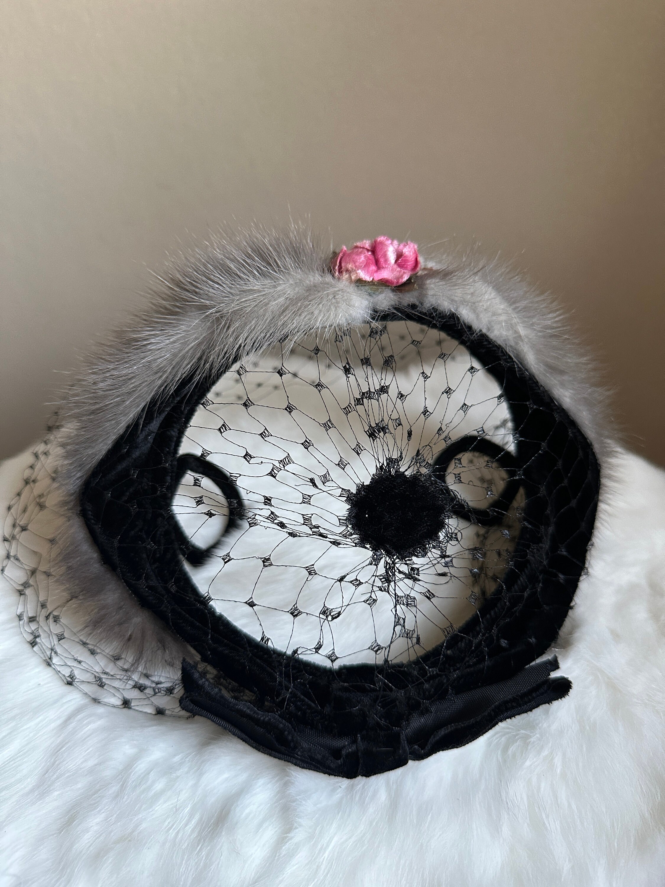 Vintage 1940s Black Feather Fascinator Birdcage Veil Hat Mid Century Chic Vintage Black Feather Fascinator: 40s Teardrop Hat With  main image 4