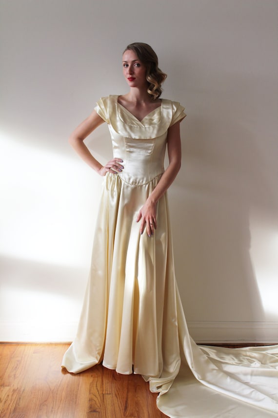 Vintage 1940s Short Sleeved Candlelight Satin Wed… - image 2