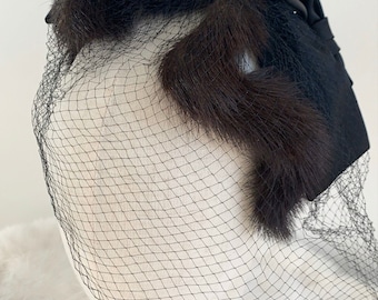 Vintage 1950s raso e pelliccia Trim Fascinator con velo di rete francese
