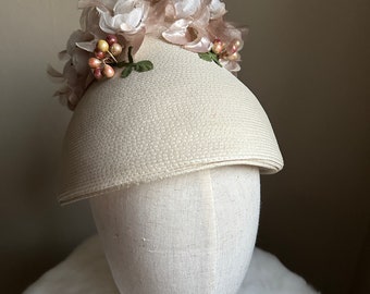Vintage 1950er Jahre Elfenbein gewebter Mini-Hut mit Rosa / Altrosa Blumendetails - Janyth Roy New York