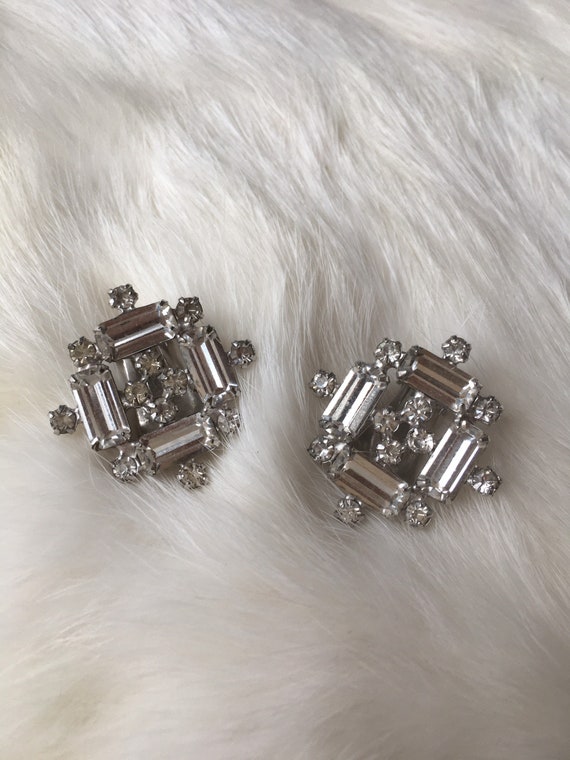 Vintage 1940s Clip-on Clear Crystal Earrings in G… - image 4