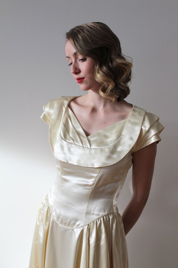 Vintage 1940s Short Sleeved Candlelight Satin Wed… - image 3