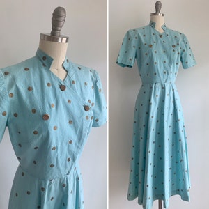 Vestido de día de lunares azul y dorado vintage de 1950 con botones de estilo Cheongsam en tono dorado