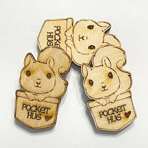 Squirrel Pocket Hug Laser Ready Cut Fichier pour Glowforge ou autres lasers | Fichier SVG et PDF Digital Cut | Fichier de gravure de jeton Pocket Pal mignon