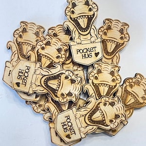 Arquivo de corte pronto para laser T-Rex Dinosaur Pocket Hug para Glowforge ou outros lasers | Arquivo de gravação de corte digital Pocket Pal Token SVG PDF