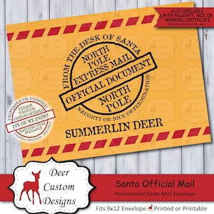 Può includere: Una busta gialla con un bordo a strisce rosse e bianche. La busta ha un francobollo in bianco e nero che dice "From the Desk of Santa North Pole Express Mail Official Document Naughty or Nice Determination Summerlin Deer". La busta misura 23x30 cm ed è stampabile o può essere stampata.