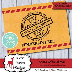 Può includere: Una busta gialla con strisce diagonali rosse e il testo "From the Desk of Santa, North Pole Express Mail, Official Document, North Pole." Include il nome "Summerlin Deer" e uno striscione "Santa Official Mail".