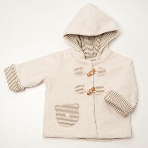 Flach liegende Kapuzenjacke, Holzknöpfe, aufgesetzte Taschen, gestreiftes Futter, babyjacke mit kapuze nähen Anleitung