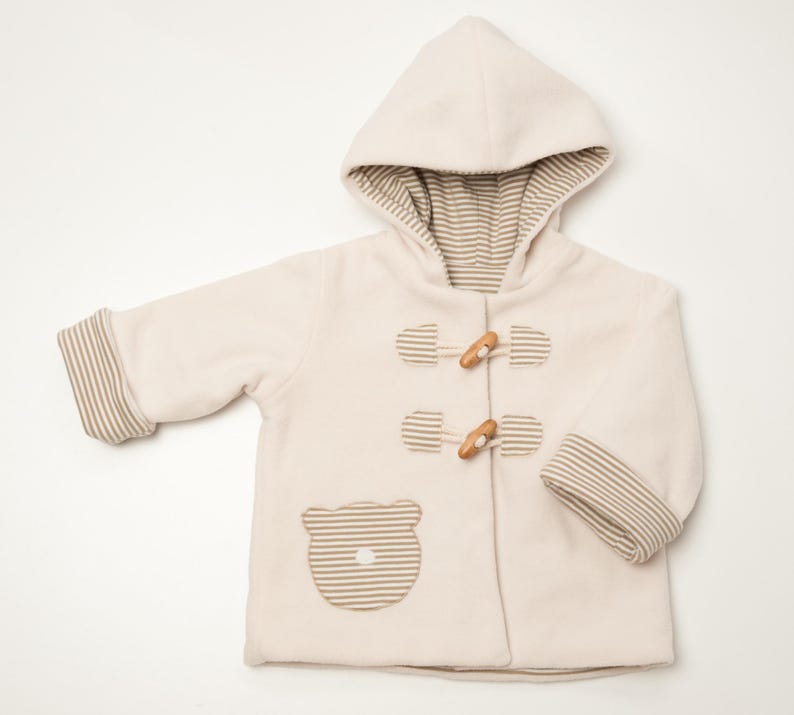Flach liegende Kapuzenjacke, Holzknöpfe, aufgesetzte Taschen, gestreiftes Futter, babyjacke mit kapuze nähen Anleitung