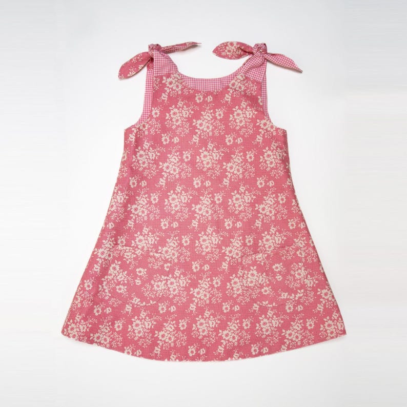 Mädchenkleid Schnittmuster PDF, flatlay rosa Blumen Trägerkleid, Variante ohne Rüsche, klare Form