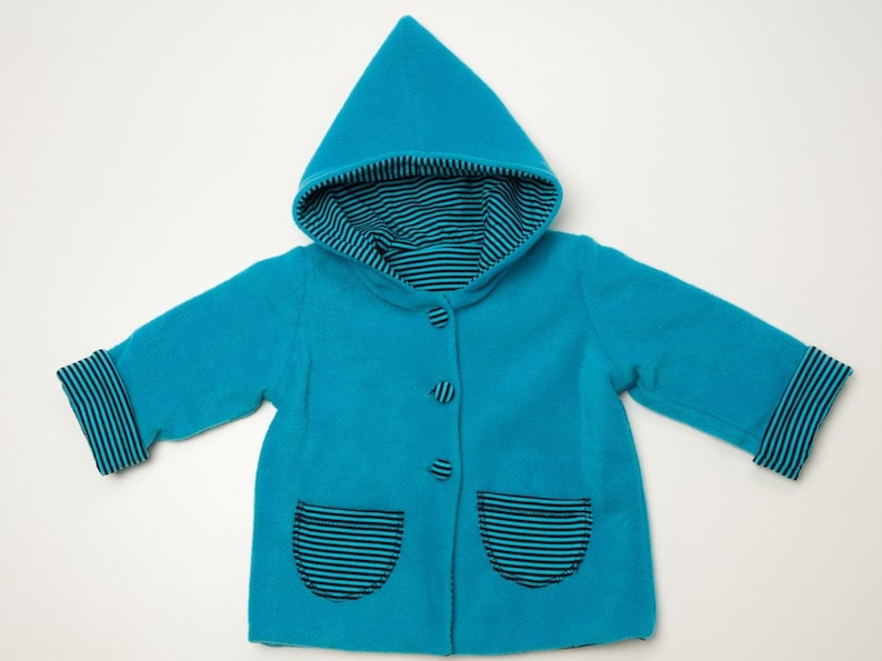 Türkis gefütterte Zipfelkapuzenjacke mit gestreiften Bündchen und Taschen, babyjacke schnittmuster pdf