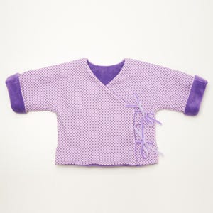 Flachliegende Fliederjacke mit V-Ausschnitt und Bindeband, minimalistisches Design für Jersey oder Nicki, babyjacke schnittmuster pdf