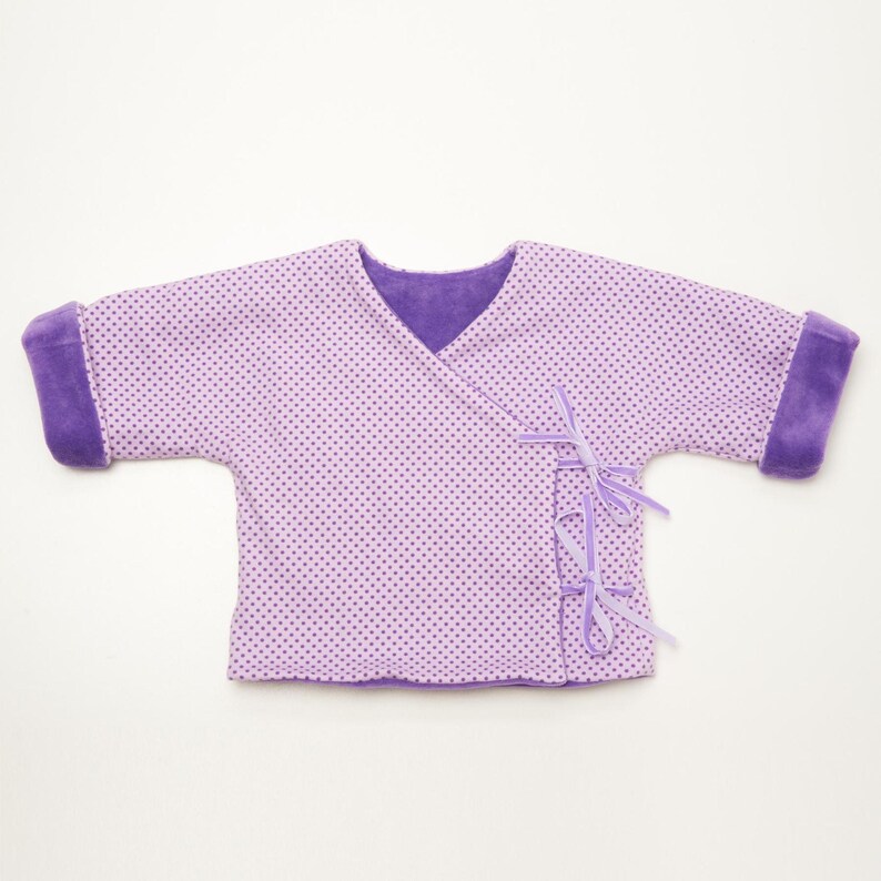 Flachliegende Fliederjacke mit V-Ausschnitt und Bindeband, minimalistisches Design für Jersey oder Nicki, babyjacke schnittmuster pdf