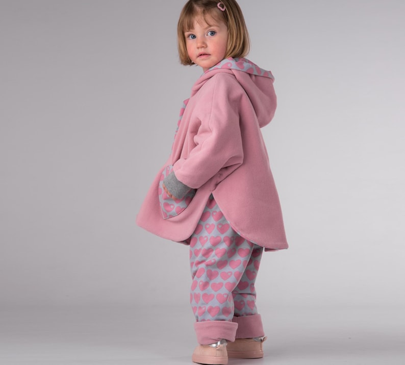 Seitenblick, rosa Fleece Poncho locker sitzend, Fleece Poncho Kinder Schnittmuster demonstriert
