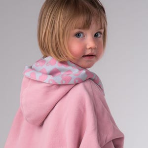 Nahaufnahme Rückansicht Kapuze, zeigt Herz-Innenfutter und Rundung des Saums, Poncho Schnittmuster Baby