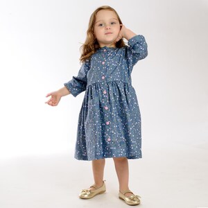 Frontalansicht des blauen Langarmkleids mit Streublumenprint, Kräuselrock und elegante Silhouette, Mädchenkleid Schnittmuster PDF