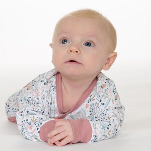 Nahaufnahme Kopf und Schultern, rosé Ausschnitt, weicher Jersey und gemütlicher Halsausschnitt, baby strampler pdf schnittmuster