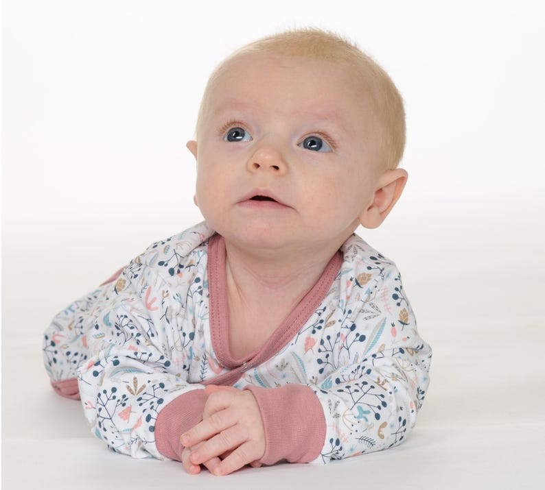 Nahaufnahme Kopf und Schultern, rosé Ausschnitt, weicher Jersey und gemütlicher Halsausschnitt, baby strampler pdf schnittmuster