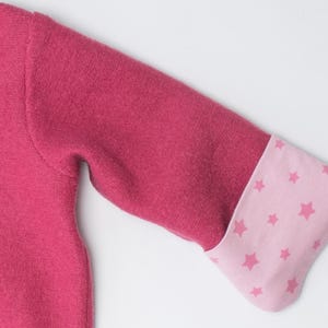 Ärmel-Detail mit Sternchenbündchen, Fleecematerial und Saumnaht sichtbar, kuscheliger baby overall schnittmuster pdf