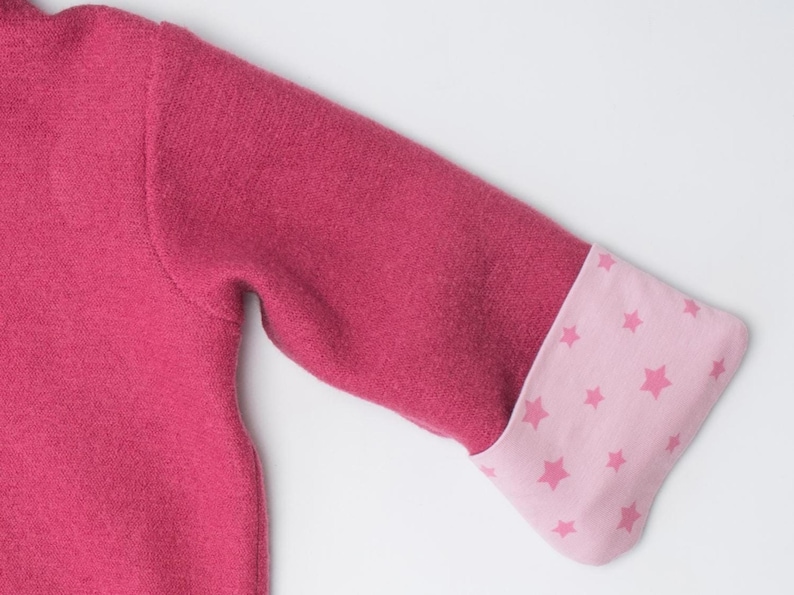 Ärmel-Detail mit Sternchenbündchen, Fleecematerial und Saumnaht sichtbar, kuscheliger baby overall schnittmuster pdf
