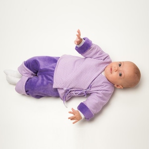 Baby auf dem Rücken, Vorderansicht der V-Ausschnitt-Jacke in Lila, praktische 3-in-1 Idee, wendejacke baby schnittmuster