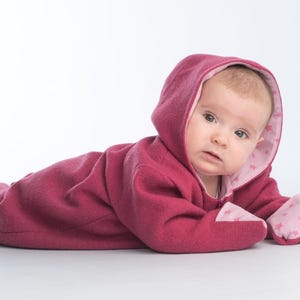 Mono con capucha en PDF, mono de forro polar, cómo coser un traje de bebé, puños doblados