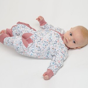 Ruhig auf Rücken, ausgestreckte Arme und rosé Bündchen, unisex baby einteiler schnittmuster, baby strampler pdf schnittmuster