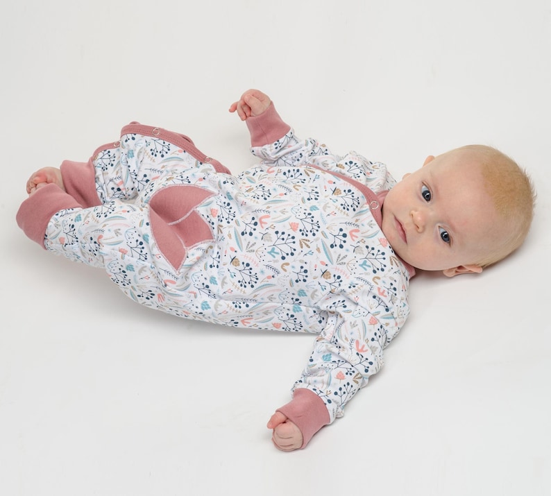 Ruhig auf Rücken, ausgestreckte Arme und rosé Bündchen, unisex baby einteiler schnittmuster, baby strampler pdf schnittmuster