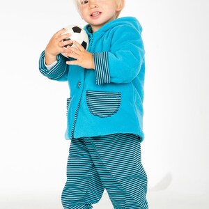 Genähtes Baby-Set mit Jacke und Hose aus French Terry, flach arrangiert