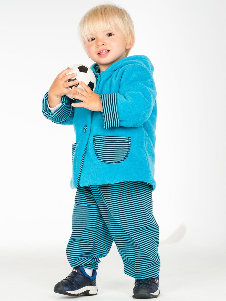 Genähtes Baby-Set mit Jacke und Hose aus French Terry, flach arrangiert