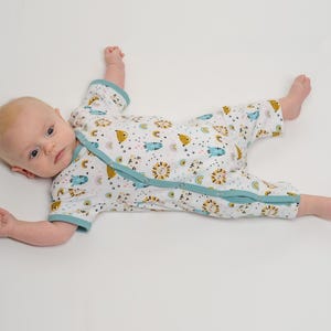 Locker sitzender Jersey-Strampler mit kurzen Armen, diagonale Knopfleiste bis Bein, baby overall schnittmuster Referenz