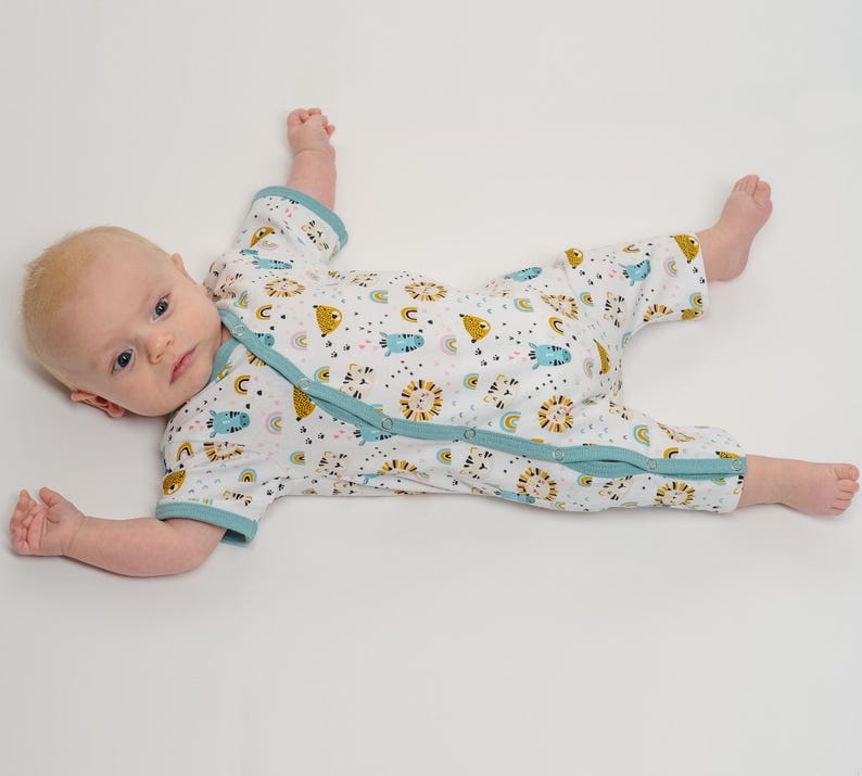 Locker sitzender Jersey-Strampler mit kurzen Armen, diagonale Knopfleiste bis Bein, baby overall schnittmuster Referenz